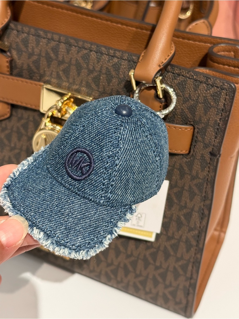 MICHAEL KORS Colgante para bolso de gorra de béisbol en denim - Picture 2 of 6